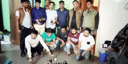 পুলিশকে হত্যা চেষ্টায় জড়িত ৫ সন্ত্রাসী অস্ত্রগুলিসহ গ্রেফতার