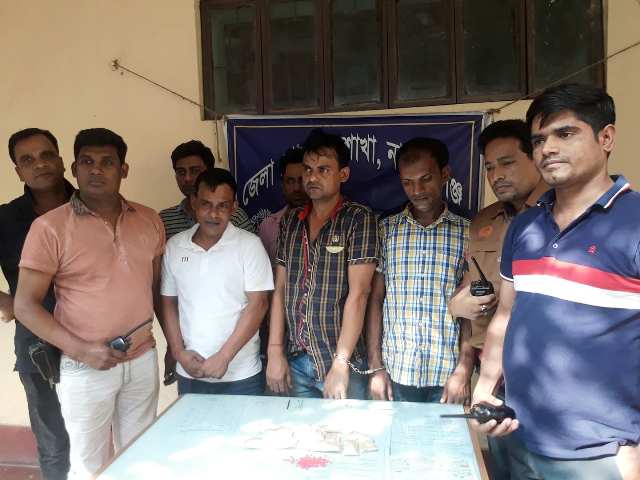 ডিবির জালে ৩ হাজার পিছ ইয়াবা সহ আটক ৬