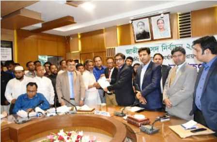 নারায়ণগঞ্জ-২ আসনে মান্নানের মনোনয়নপত্র দাখিল