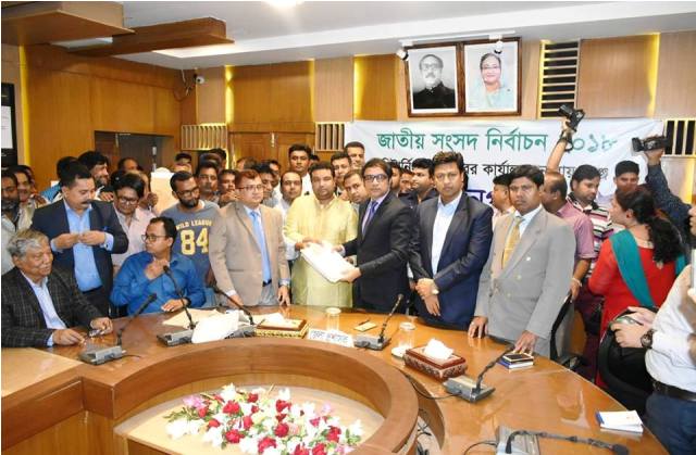 মনোনয়ন পত্র জমা দিলেন বিএনপির মনোনীত প্রার্থী আজাদ