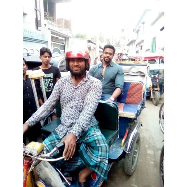 শারিরীক প্রতিবন্ধীকে জীবিকা নির্বাহের ব্যবস্থা করে দিলেন অয়ন ওসমান