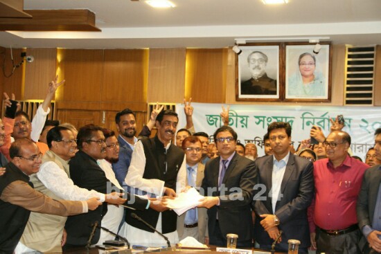 নেতাকর্মীদের নিয়ে মনোনয়ন পত্র জমা দিলেন শামীম ওসমান