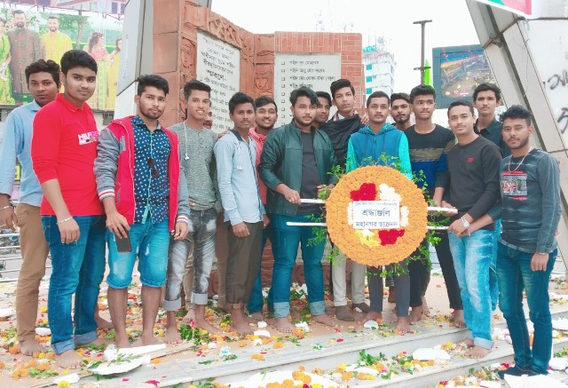 বিজয়স্তম্ভে শহীদদের প্রতি ইব্রাহীম বাবু’র ফুলেল শ্রদ্ধা অর্পন