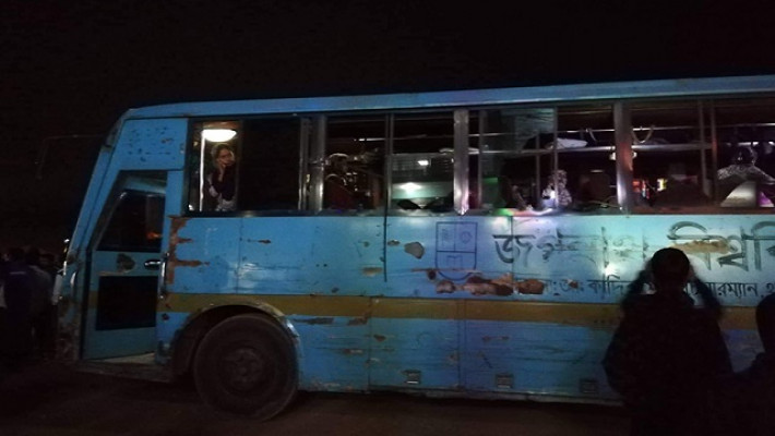 রূপগঞ্জে জাবি ছাত্র বাসে হামলা