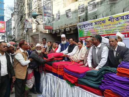 অসহায় শীতার্তদের মাঝে আমরা নারায়ণগঞ্জবাসী’র কম্বল বিতরণ