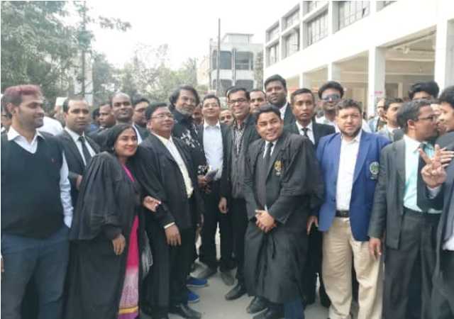 ভোটারদের সাথে সৌজন্য সাক্ষাত্ব করলেন আওয়ামী পন্থী আইনজীবীরা