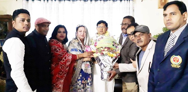 বস্ত্র ও পাট মন্ত্রী গোলাম দস্তগীর গাজীকে এডভোকেট খোকন সাহা’র ফুলেল শুভেচ্ছা