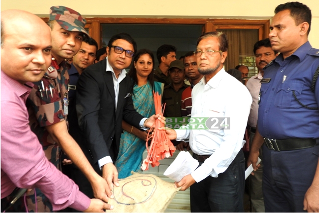 কাল ভোট, ব্যালট বাক্স যাচ্ছে কেন্দ্রে কেন্দ্রে