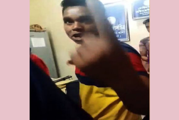 আড়াইহাজারে পুলিশকে শাসালো ছাত্রলীগ