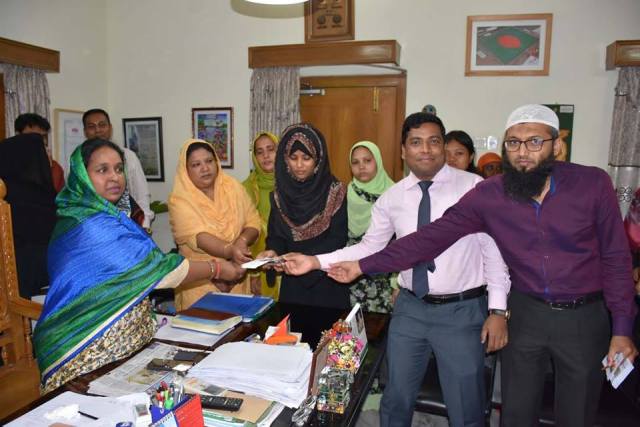 দরিদ্রদের মাঝে অনুদান কর্মসূচির উদ্বোধন করলেন মেয়র আইভী