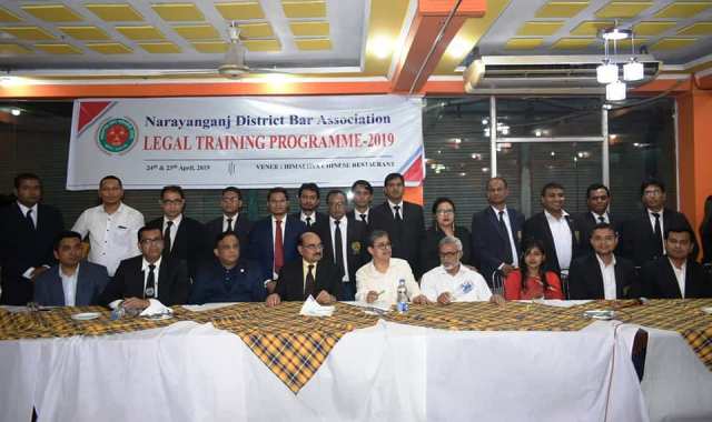 নাঃগঞ্জ কোর্টের নবীন আইনজীবীদের সার্টিফিকেট প্রদান