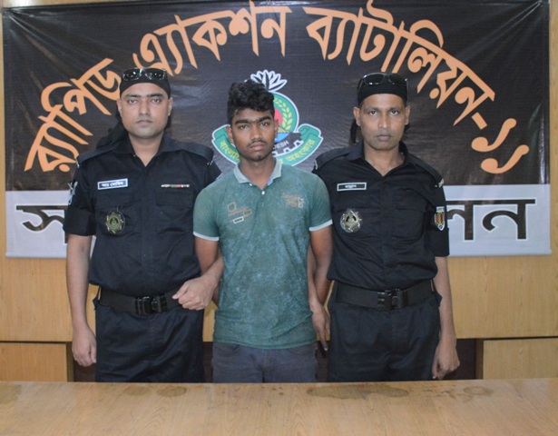 সিদ্ধিরগঞ্জে ৫ হাজার লিটার চোরাই তেলসহ আকাশ আটক