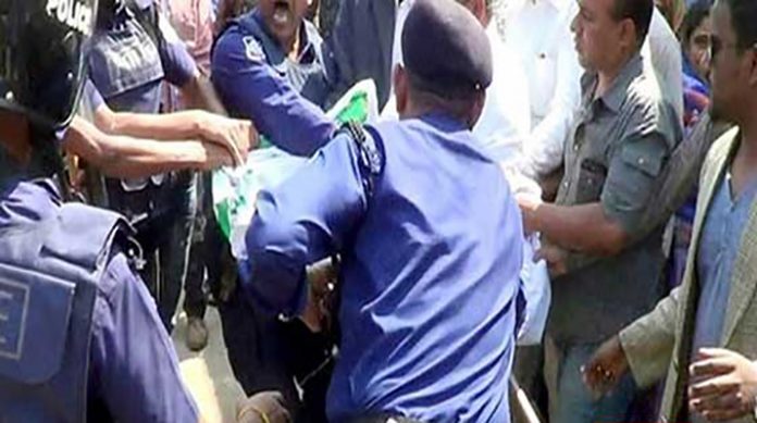 মাদক ব্যবসায়ীর সাথে পুলিশের ধস্তাধস্তি