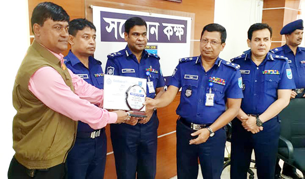 ঢাকার রেঞ্জের শ্রেষ্ঠ ইন্সপক্টের’র সম্মাননা পেলেন ডিবির এনামুল হক