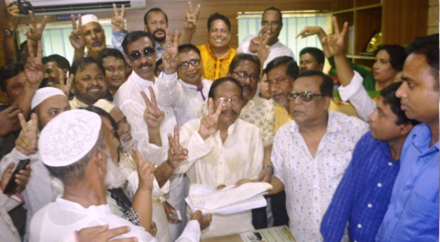 শামীম ওসমান সহ নেতাকর্মীদের সাথে নিয়ে রশিদের মনোনয়ন পত্র জমা