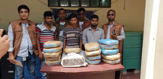 ডিবির অভিযানে রুপগঞ্জে ৩৬ কেজি গাজা সহ আটক ৩