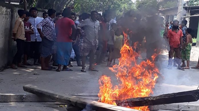 আড়াইহাজারে ডিজিটাল মিটার সংযোগের প্রতিবাদে কার্যালয় ঘেরাও