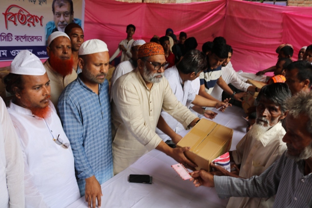 সেলিম ওসমানের ঈদ সামগ্রী দুঃস্থদের মাঝে বিতরণ করলেন কাউন্সিলর সজল