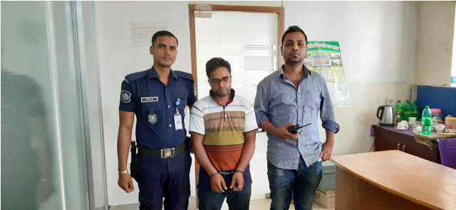 পর্নোগ্রাফির অভিযোগে নামদারী সাংবাদিক শুভ আটক