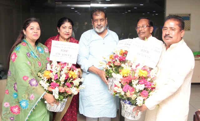 সেলিম ওসমানকে ফুল দিয়ে শুভেচ্ছা নবনির্বাচিতদের