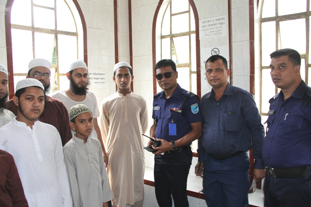 গুজবে সম্পর্কে সচেতন করতে শহরের বিভিন্ন মাদ্রাসায় সদর ওসি কামরুল