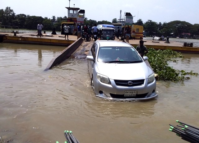 রূপগঞ্জে ঝুঁকিপূর্ণ ফেরিতে যানবাহন পারাপার, ভোগান্তি চরমে