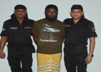 র‌্যাব-১১ এর অভিযানে বন্দরে চোরাই তেলসহ আক্তার হোসেন  গ্রেফতার