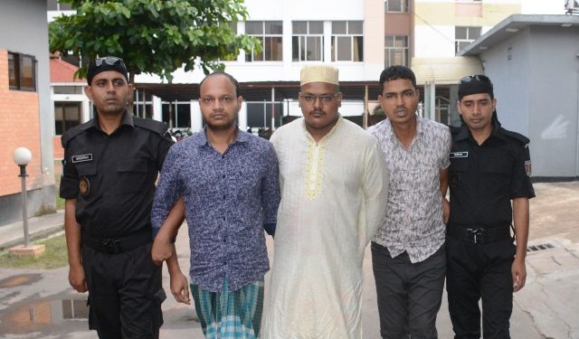 নারায়ণগঞ্জে র‌্যাব সেজে প্রতারণা, ভূয়াকে গ্রেফতার করলো আসল র‌্যাব