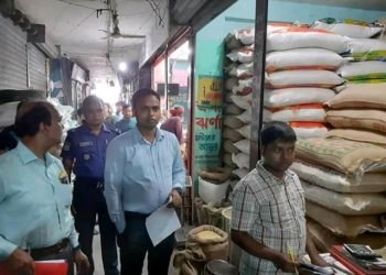 বন্দরে ভ্রাম্যমান আদালতে ৪ চাউলের আড়ৎকে জরিমানা