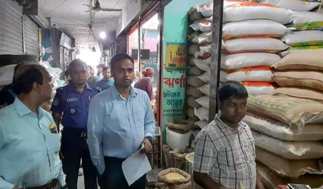 বন্দরে ভ্রাম্যমান আদালতে ৪ চাউলের আড়ৎকে জরিমানা