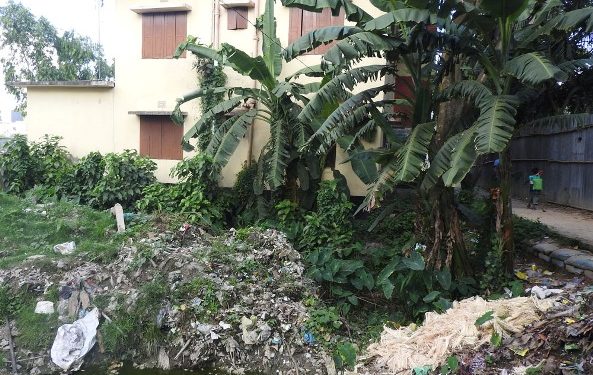 রূপগঞ্জে স্বাস্থ্য ও পরিবার কল্যাণ কেন্দ্রের পাশেই ময়লার ভাগাড়