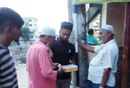 অয়ন ওসমানের সন্তানের আগমনে বাবুরাইলে মিস্টি বিতরণ