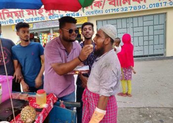 অয়ন ওসমানের ছেলের আগমনে সিদ্ধিরগঞ্জে মিস্টি বিতরণ