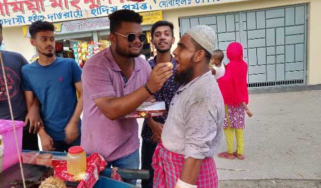 অয়ন ওসমানের ছেলের আগমনে সিদ্ধিরগঞ্জে মিস্টি বিতরণ