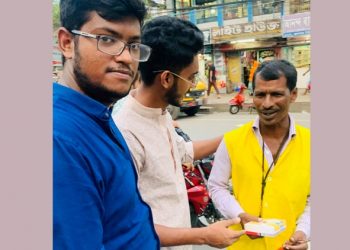 অয়ন ওসমানের বাবা হওয়ায় দেওভোগে মিস্টি বিতরণ