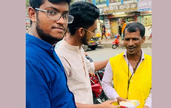 অয়ন ওসমানের বাবা হওয়ায় দেওভোগে মিস্টি বিতরণ