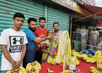 অয়ন ওসমানের বাবা হওয়ায় বন্দরে মিস্টি বিতরণ