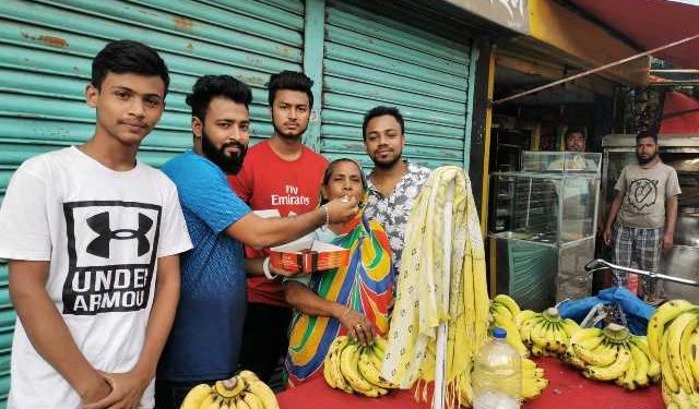 অয়ন ওসমানের বাবা হওয়ায় বন্দরে মিস্টি বিতরণ