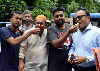 অয়ন ওসমানের ছেলের আগমনে ১১ নং ওয়ার্ড ছাত্রলীগের মিস্টি বিতরণ