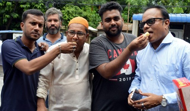 অয়ন ওসমানের ছেলের আগমনে ১১ নং ওয়ার্ড ছাত্রলীগের মিস্টি বিতরণ