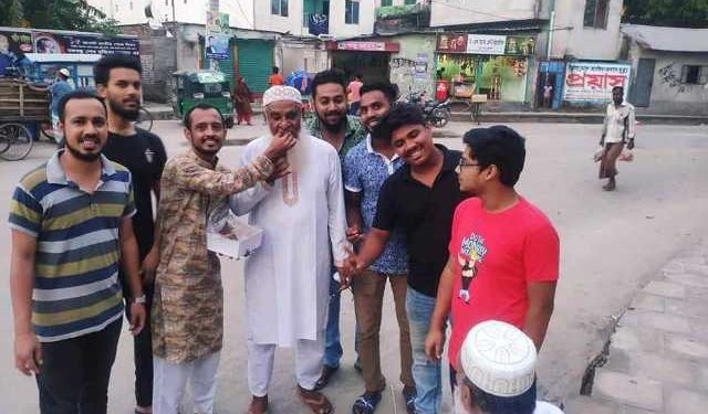 অয়ন ওসমান বাবা হওয়ায় নিতাইগঞ্জ ও ১৭ নং ওয়ার্ডে মিস্টি বিতরণ