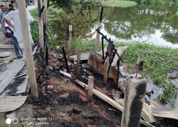 সোনারগাঁওয়ে আগুনে পুরে দোকান ছাই