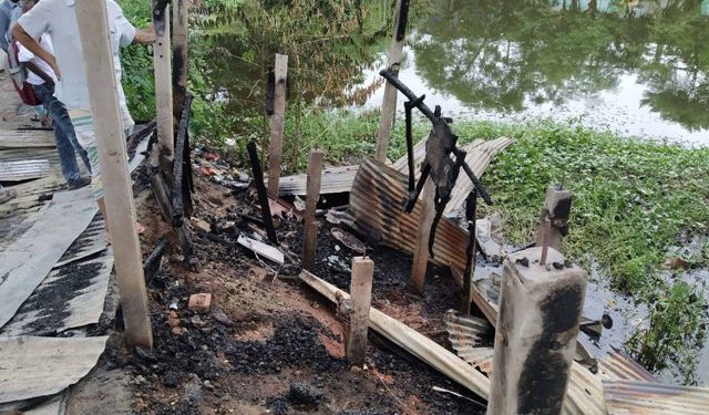 সোনারগাঁওয়ে আগুনে পুরে দোকান ছাই