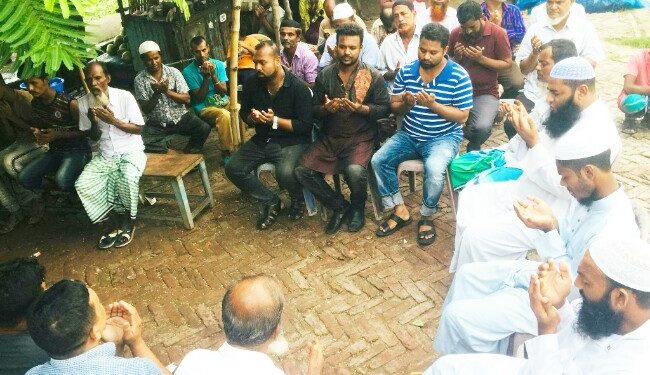 অয়ন ওসমান বাবা হওয়ায় মিস্টি বিতরণ ও দোয়া মাহফিল অনুষ্ঠিত