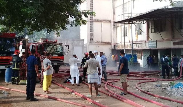 সিদ্ধিরগঞ্জে গার্মেন্টসে রহস্যজনক অগ্নিকান্ড দশ কোটি টাকার ক্ষতি