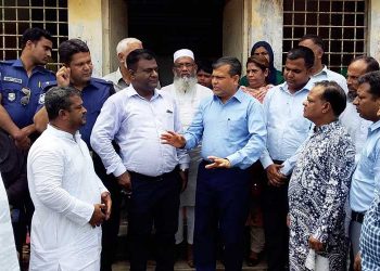 আড়াইহাজারে ‘কমিউনিটি’ ক্লিনিক পরিদর্শনে জেলা প্রশাসক