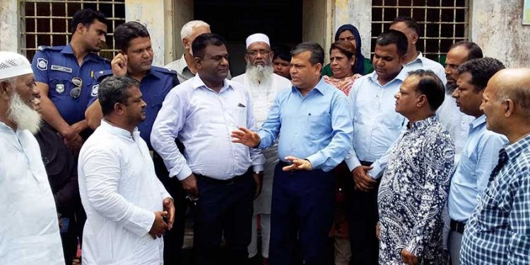 আড়াইহাজারে ‘কমিউনিটি’ ক্লিনিক পরিদর্শনে জেলা প্রশাসক