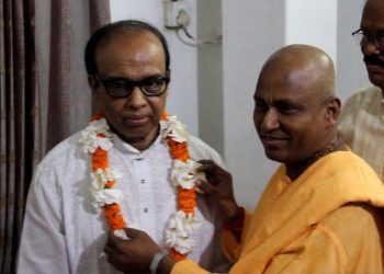 বিচারপ্রতি সুমেন্দ্র সরকারকে ফুলেল শুভেচ্ছা জানালেন ইসকন সম্প্রদায়