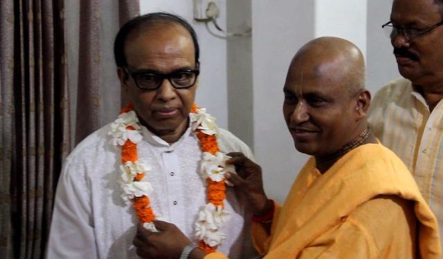 বিচারপ্রতি সুমেন্দ্র সরকারকে ফুলেল শুভেচ্ছা জানালেন ইসকন সম্প্রদায়