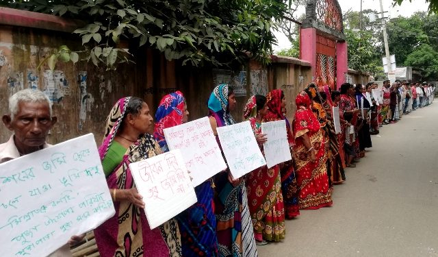 রূপগঞ্জে শ্মশানের জমি উদ্ধারের দাবিতে মানববন্ধন